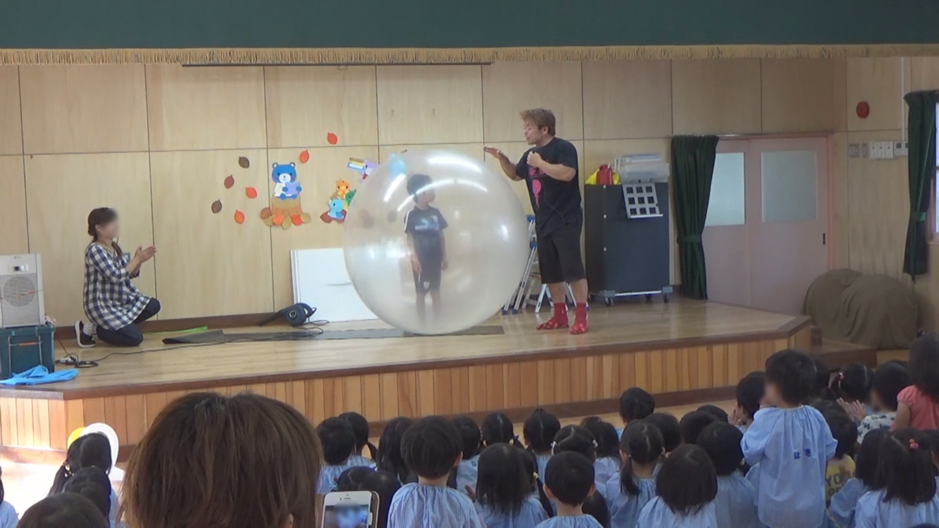 保育園、幼稚園での出張公演でお子さんが巨大風船に入ります